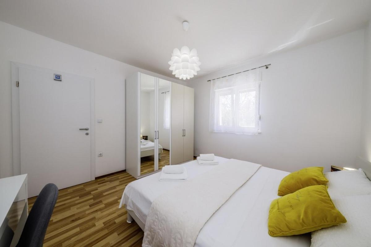 Отель Ani In Trogir * Mittel-Dalmatien Сегет Доньи Экстерьер фото